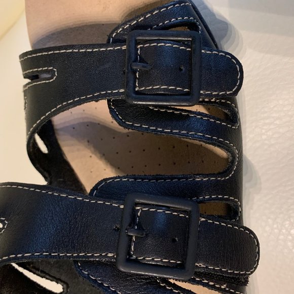 Clarks Collection Sandal,7M, Like new, Black, Velcro adjustment, So comfort sole - Picture 6 of 10